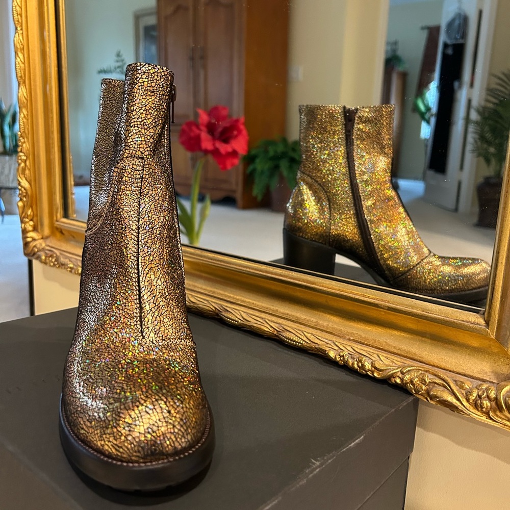 Alexander Hotto Italian gold sparkle ankle booties size 39(8 1/2)